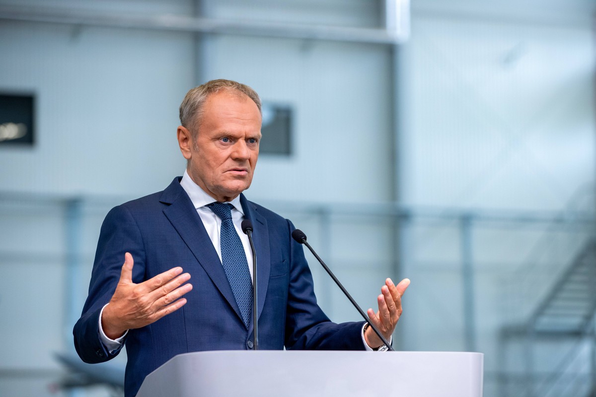 epa13091300 Polish Prime Minister Donald Tusk speaks during a press conference at Military Aviation Works No. 2 S.A. in Bydgoszcz, north-central Poland, 06 July 2026. The press conference followed the ...