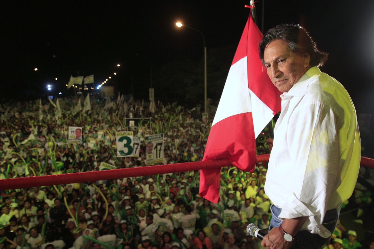 FILE - In this April 7, 2011 file photo, then presidential candidate Alejandro Toledo takes part in a campaign rally in Lima, Peru. A judge in the U.S. said, Tuesday, September 28, 2021, that former p ...