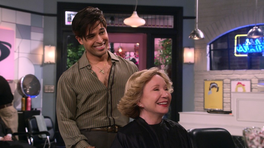 That ‘90s Show. (L to R) Wilmer Valderrama as Fez, Debra Jo Rupp as Kitty Forman in episode 103 of That ‘90s Show. Cr. Courtesy of Netflix © 2022