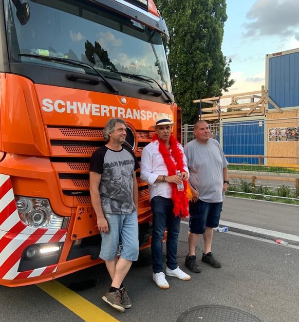 Bundesrat Alain Berset mit Love-Mobile-Fahrern an der Street Parade 2023.