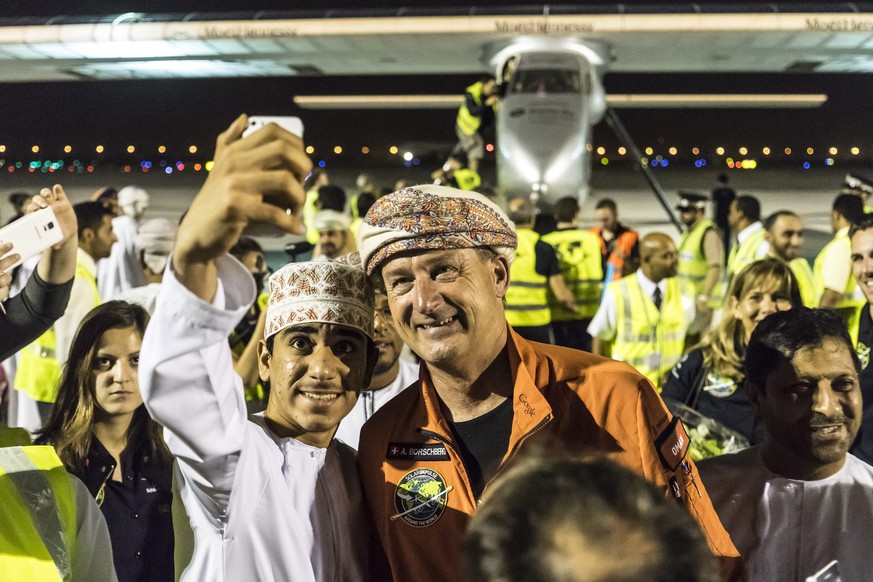 Der Schweizer Pilot Andre Boschberg ist in Maskat ein gefragtes Selfie-Sujet.