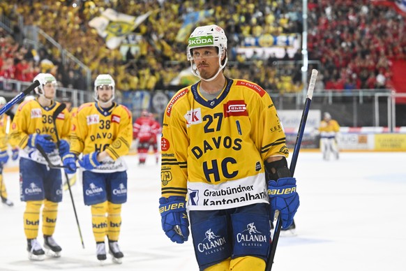 Davos&#039; Magnus Nygren nach dem Mitteldrittel in Spiel 3 des Playoff 1/4 Final Eishockeyspiels der National League zwischen den Rapperswil-Jona Lakers und dem HC Davos, am Dienstag, 29. Maerz 2022, ...