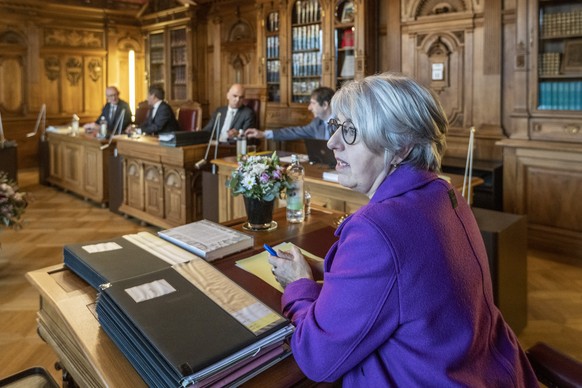 Vizekanzler Viktor Rossi, Bundeskanzler Walter Thurnherr, Bundespraesident Alain Berset, Bundesratssprecher Andre Simonazzi und Bundesraetin Elisabeth Baume-Schneider, von links, an der ersten Bundesr ...