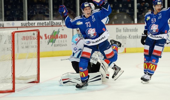 Mike Kuenzle (l.) jubelt nach dem Tor zum 1:1 zusammen mit Teamkollege Morris Trachsler.