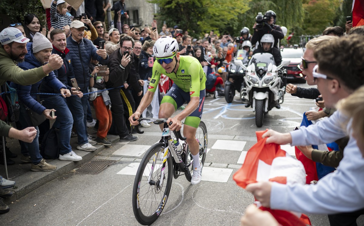 epa11632489 Tadej Pogacar of Slovenia competes in the Men Elite Road Race at the 2024 UCI Road and Para-cycling Road World Championships in Zurich, Switzerland, 29 September 2024. EPA/ENNIO LEANZA