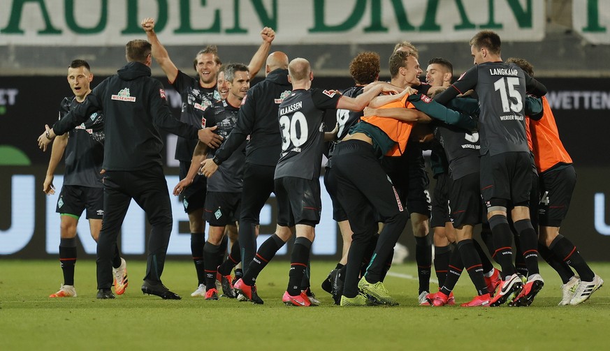 epa08531309 Bremen&#039;s players celebrate after the German Bundesliga relegation playoff, second leg soccer match between 1. FC Heidenheim and Werder Bremen in Heidenheim, Germany, 06 July 2020. EPA ...