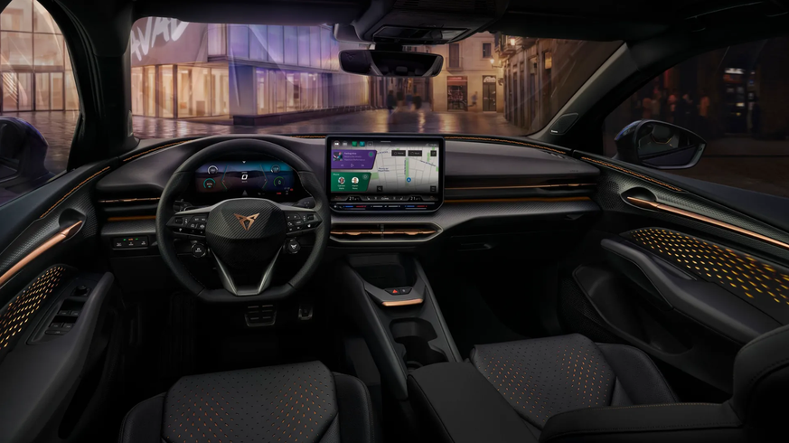 Tasten auf dem Lenkrad, aber Touchslider unter dem zentralen Bildschirm; ansonsten typischer Cupra-Look.