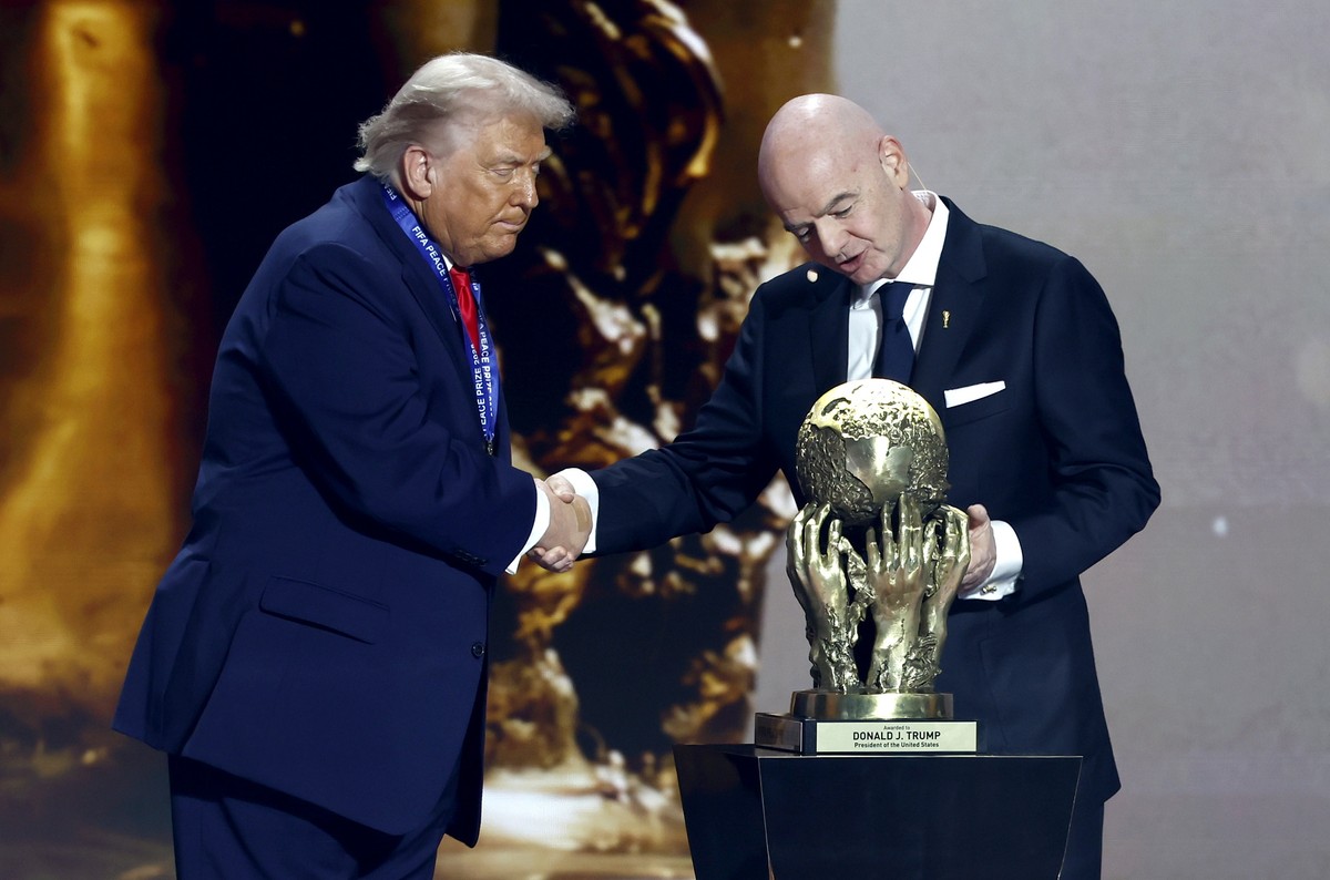 epa12572884 US President Donald Trump (L) receives the FIFA Peace Prize from FIFA President Giovanni Infantino during the FIFA World Cup 2026 Final Draw at the Kennedy Center in Washington DC, USA, 05 ...