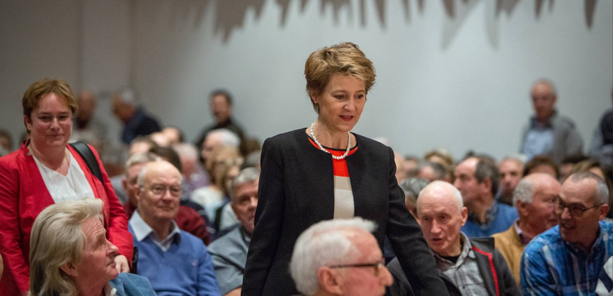 Schreiten der hitzigen Diskussion entgegen: SVP-Nationalrätin Magdalena Martullo-Blocher und Bundesrätin Simonetta Sommaruga.