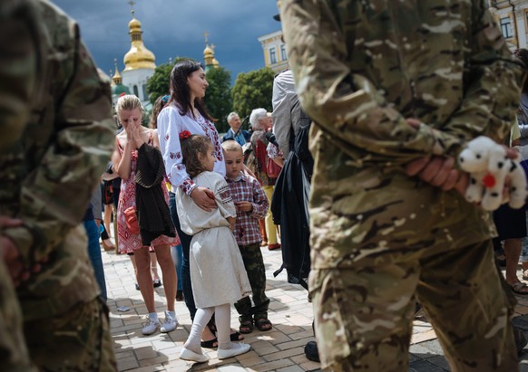 Angehörige verabschieden ukrainische Soldaten, die in das Krisengebiet verlegt werden.