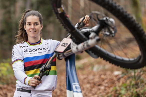 Die Weltmeisterin im Downhill Mountain Bike, Camille Balanche, posiert am Mittwoch, 4. November 2020 im Wald bei Magglingen. Die MTB-Fahrerin aus Le Locle NE gewann den Titel am 11. Oktober 2020 an de ...