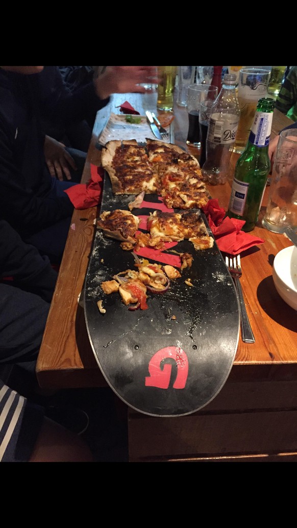 Wir schreiben das Jahr 2018. Und man serviert uns Essen auf einem RENTIER-GEWEIH ð¤¯
Pizza auf dem Snowboard: