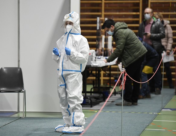 ABD0012_20201210 - EISENSTADT - OESTERREICH: Blick in eine Teststation im Rahmen der Corona-Massentests am Donnerstag, 10 Dezember 2020, im Allsportzentrum in Eisenstadt. Im Burgenland wird von Donner ...