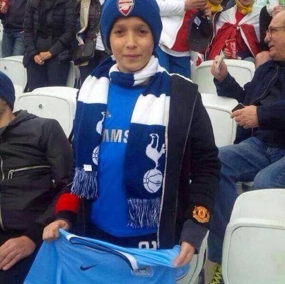 Wir wissen nicht, woher die Aufnahme stammt, die zurzeit im Internet kursiert. Dieser junge Fussballfan ist gleichzeitig Anhänger von Arsenal (Kappe), Tottenham (Schal), Chelsea (Trikot), Manchester U ...