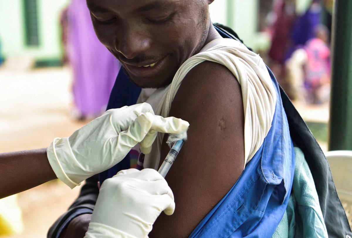 Un jeune homme nigérian en plein vaccin contre la variole du singe à Igabi, Kaduna, Nigeria, en août 2025. REUTERS/Nuhu Gwamna REFILE - CORRECTING NAME FROM "MONKEYPOX" TO "MPOX".