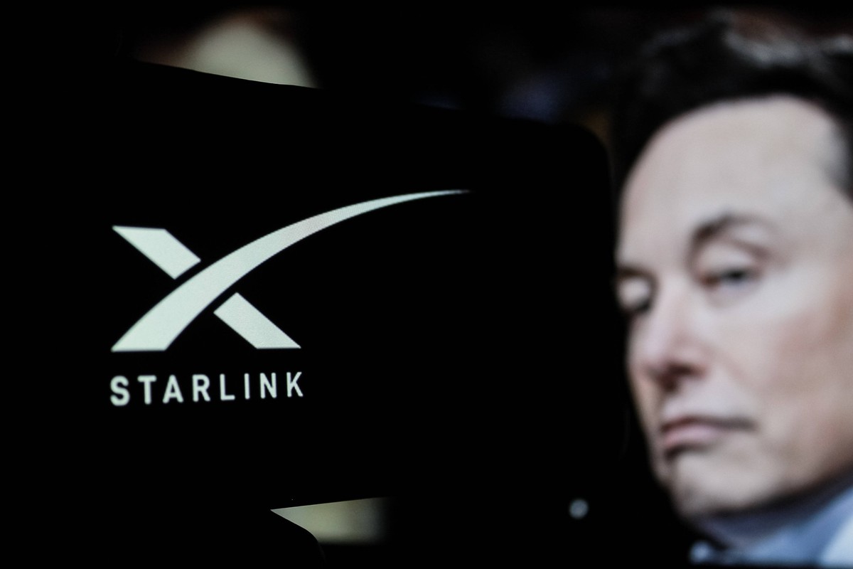 Photo illustrations in Indonesia - 21 Dec 2024 In this photo illustration, X Starlink logo is displayed on a smartphone with Elon musk profile in the background. Indonesia Copyright: xAlgixFebrixSugit ...