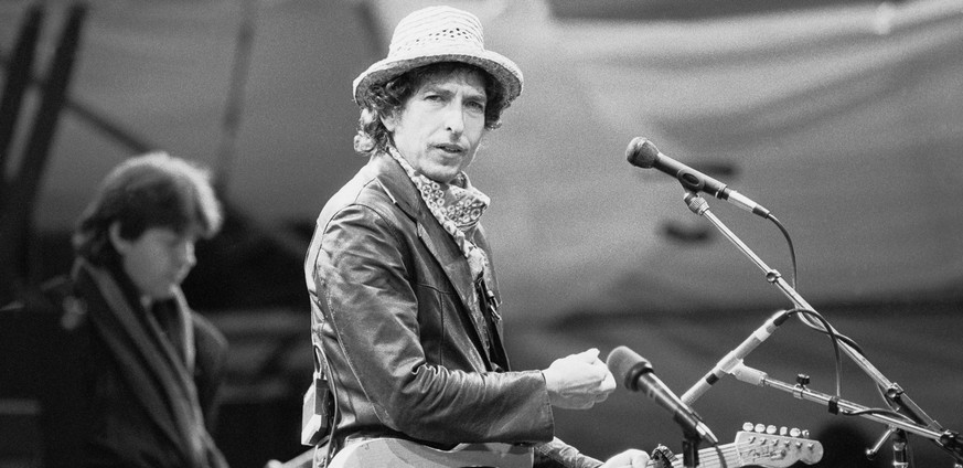 The American singer-songwriter Bob Dylan performs at the St. Jakob-Park stadium in Basel, Switzerland, on June 1, 1984. (KEYSTONE/Str)

Der amerikanische Singer-Songwriter Bob Dylan tritt am 1. Juni 1 ...