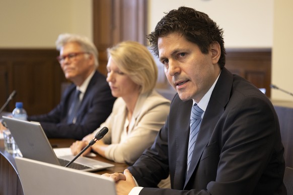 Dr. Michael Daphinoff, Untersuchungsleiter Anwaltskanzlei Kellerhals Carrard, rechts, spricht neben Peter H. R. Studer, Departementssekretaer Volkswirtschaftsdepartement, links, und Regierungsraetin S ...