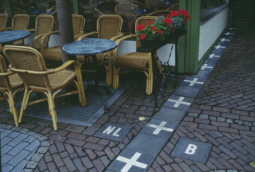 Café in Baarle: Die Grenze ist überall markiert.