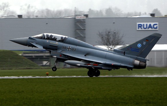 ARCHIV - ZUR MEDIENKONFERENZ VON BUNDESRAETIN VIOLA AMHERD UEBER DIE BESCHAFFUNG DER KAMPFJETS UND DIE LUFTABWEHR STELLEN WIR IHNEN FOLGENDES BILDMATERIAL ZUR VERFUEGUNG - Der Eurofighter Typhoon der  ...