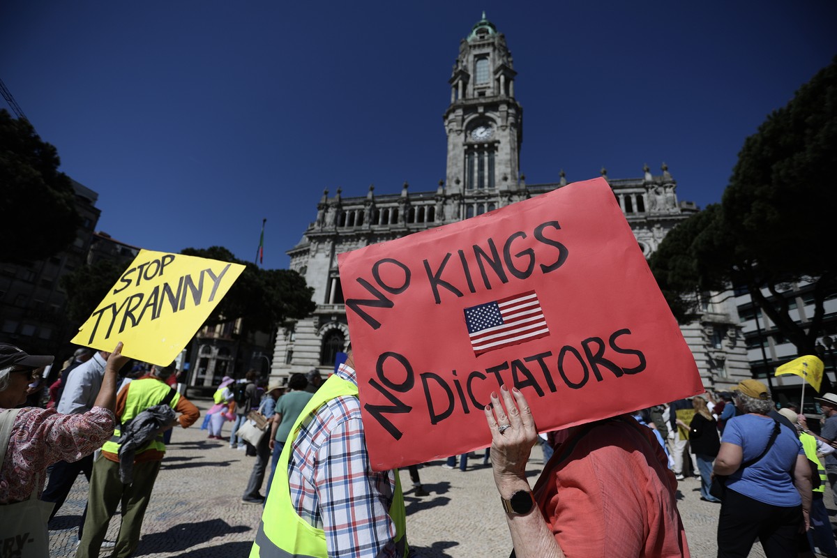 epaselect epa12856757 People attend a 'No Kings' rally in Porto, Portugal, 28 March 2026. Organized by Indivisible Porto as part of a broader day of action by US Americans around the world,  ...