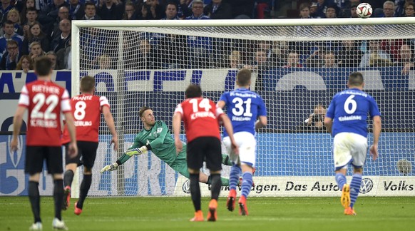 Schalke-Goalie Fährmann geschlagen – aber der Ball fliegt über sein Gehäuse.