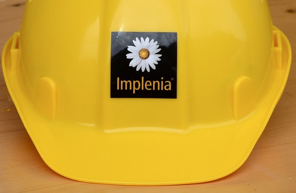 ARCHIVBILD ZUM KEYSTONE-SDA ARTIKEL HALBJAHRESERGEBNIS IMPLENIA - Das Logo der Grossbaufirma Implenia im Bahnhof von Erstfeld am Samstag, 9. Mai 2015. (KEYSTONE/Urs Flueeler)