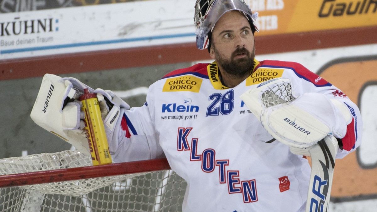 Klotens Goalie Martin Gerber, geschlagen waehrend dem Eishockey National League A Spiel zwischen den SCL Tigers und dem EHC Kloten, am Sonntag, 5. Februar 2017 in der Ilfishalle in Langnau. (KEYSTONE/ ...