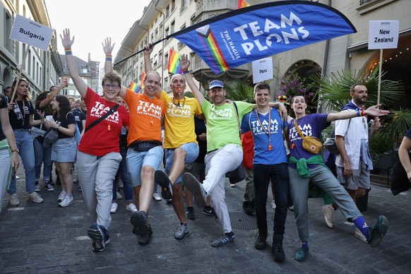 Teilnehmer aus Holland posieren mit Shirts in den Regenbogenfarben, bei der Eroeffnung der Eurogames, am Mittwoch, 26. Juli 2023 in Bern. Vom 26. bis 29. Juli 2023 wird Bern zum Schauplatz der EuroGam ...