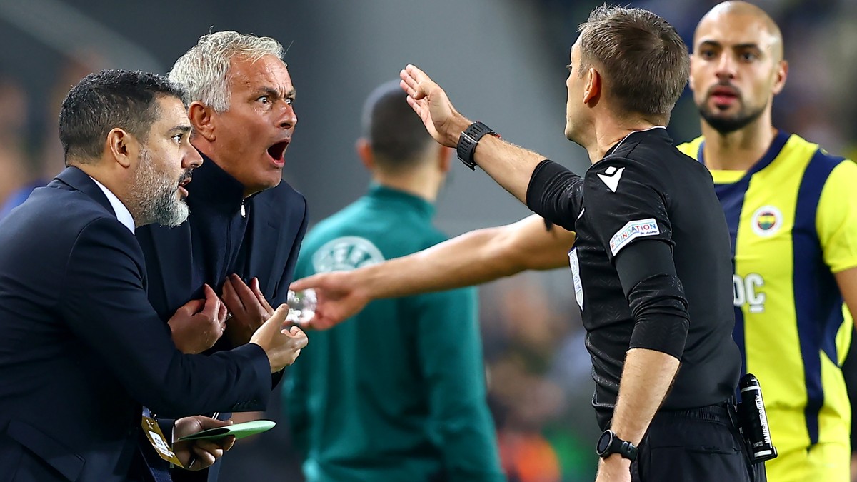 epaselect epa11681343 Referee Clement Turpin sends Fenerbahce head coach Jose Mourinho (2-L) to the stands during the UEFA Europa League soccer match between Fenerbahce SK and Manchester United, in Is ...