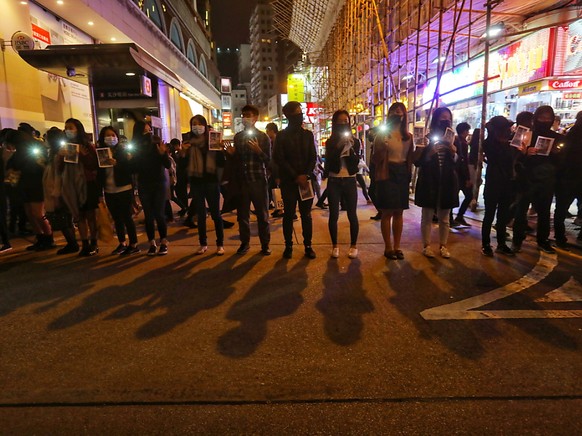 Im von Protesten geprÃ¤gten Hongkong formierten Demonstranten an Silvester eine Menschenkette.