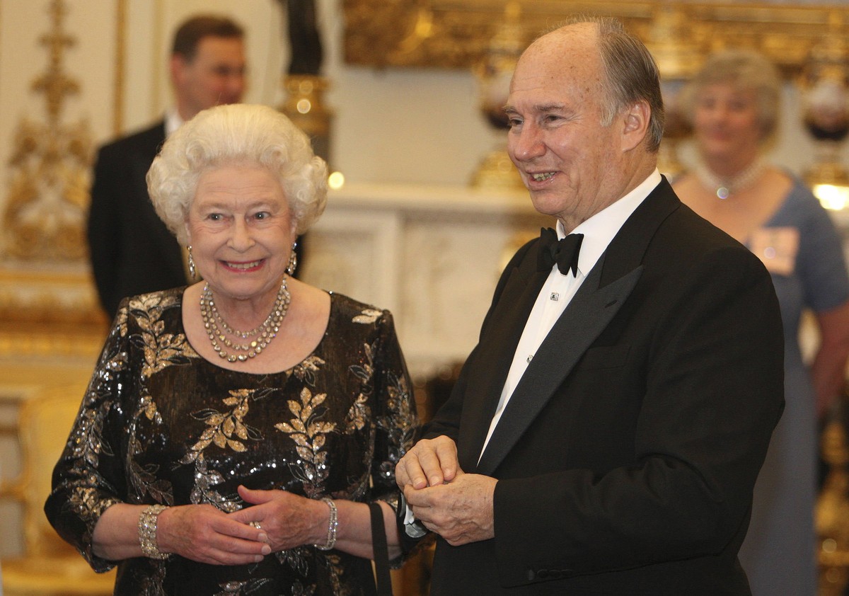 FILE - Queen Elizabeth II and The Aga Khan at a dinner at Buckingham Palace, in London, July 7, 2008, to mark the Aga Khan's Golden Jubilee. (Dominic Lipinski/PA via AP, File)
Aga Khan,Queen Eliz ...