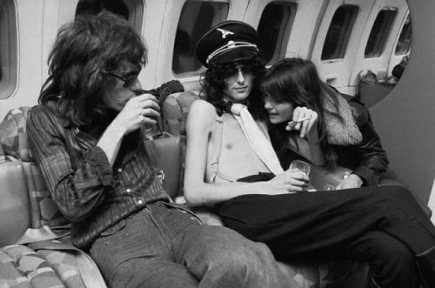 led zeppelin jimmy page nazi hut 1970er flugzeug jet tour groupies http://www.dagospia.com/rubrica-2/media_e_tv/era-aereo-led-zeppelin-rolling-stones-elton-john-101073.htm