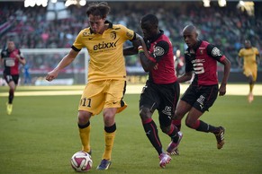 Michael Frey konnte gegen Rennes keine Glanzpunkte setzen. Gelson Fernandes (r.) beobachtet den Zweikampf.