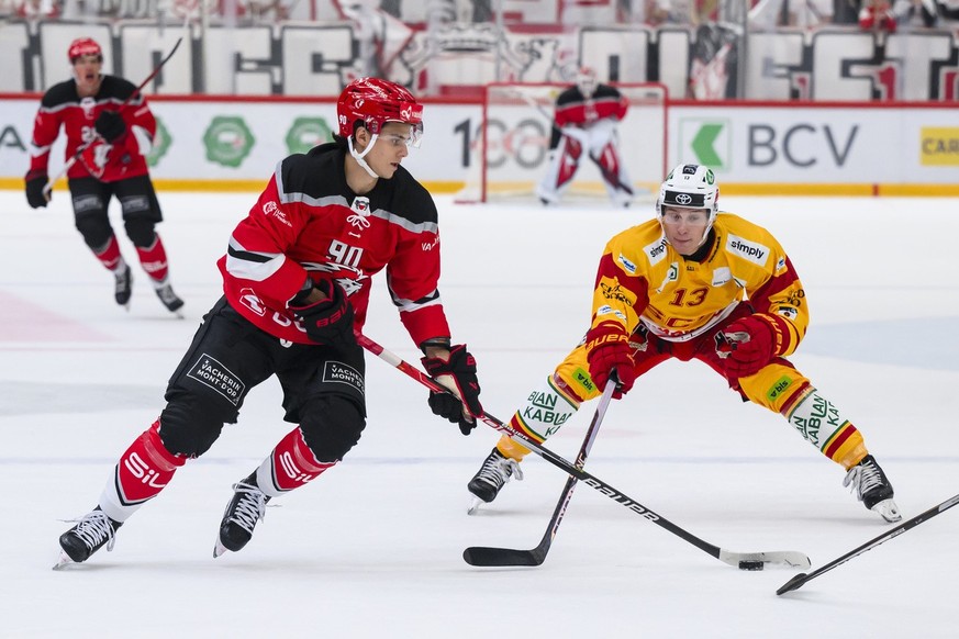 L&#039;attaquant lausannois Theo Rochette, gauche, lutte pour le puck avec l?attaquant de Langnau Oskars Lapinskis, droite, lors du match du championnat suisse de hockey sur glace de National League e ...