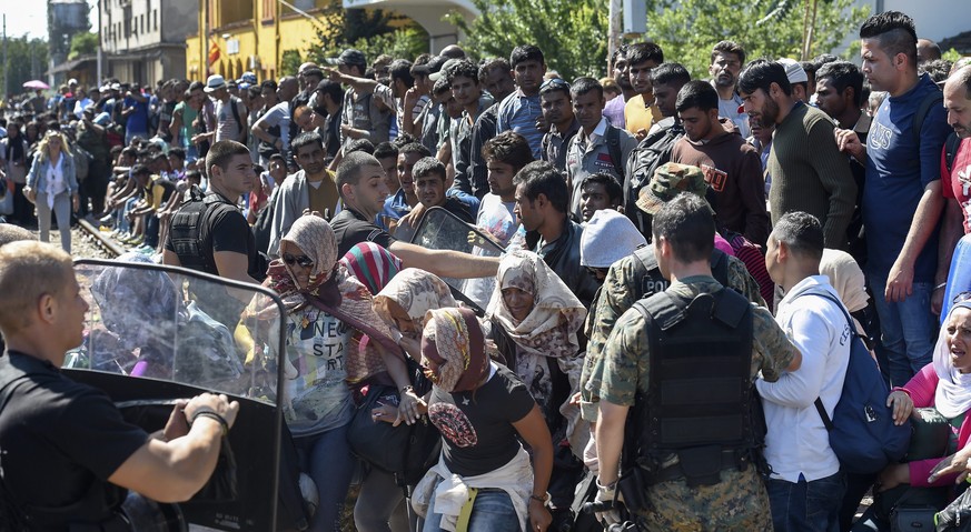 Tausende Flüchtlinge aus Afghanistan, Pakistan, Syrien und anderen Ländern warten darauf, in Mazedonien einen Zug besteigen zu können, der sie nach Serbien bringt. &nbsp;