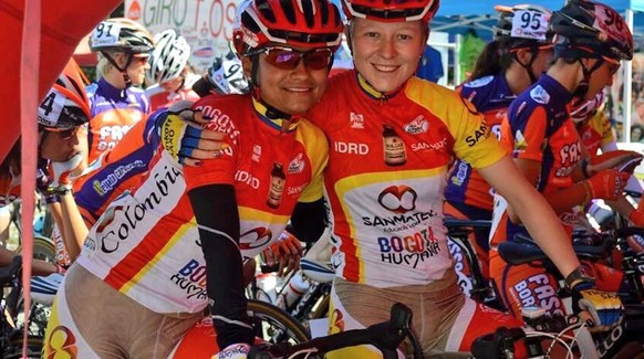 Sitzen die Frauen auf dem Velo, sehen die Dresses gleich deutlich weniger geschmacklos aus.