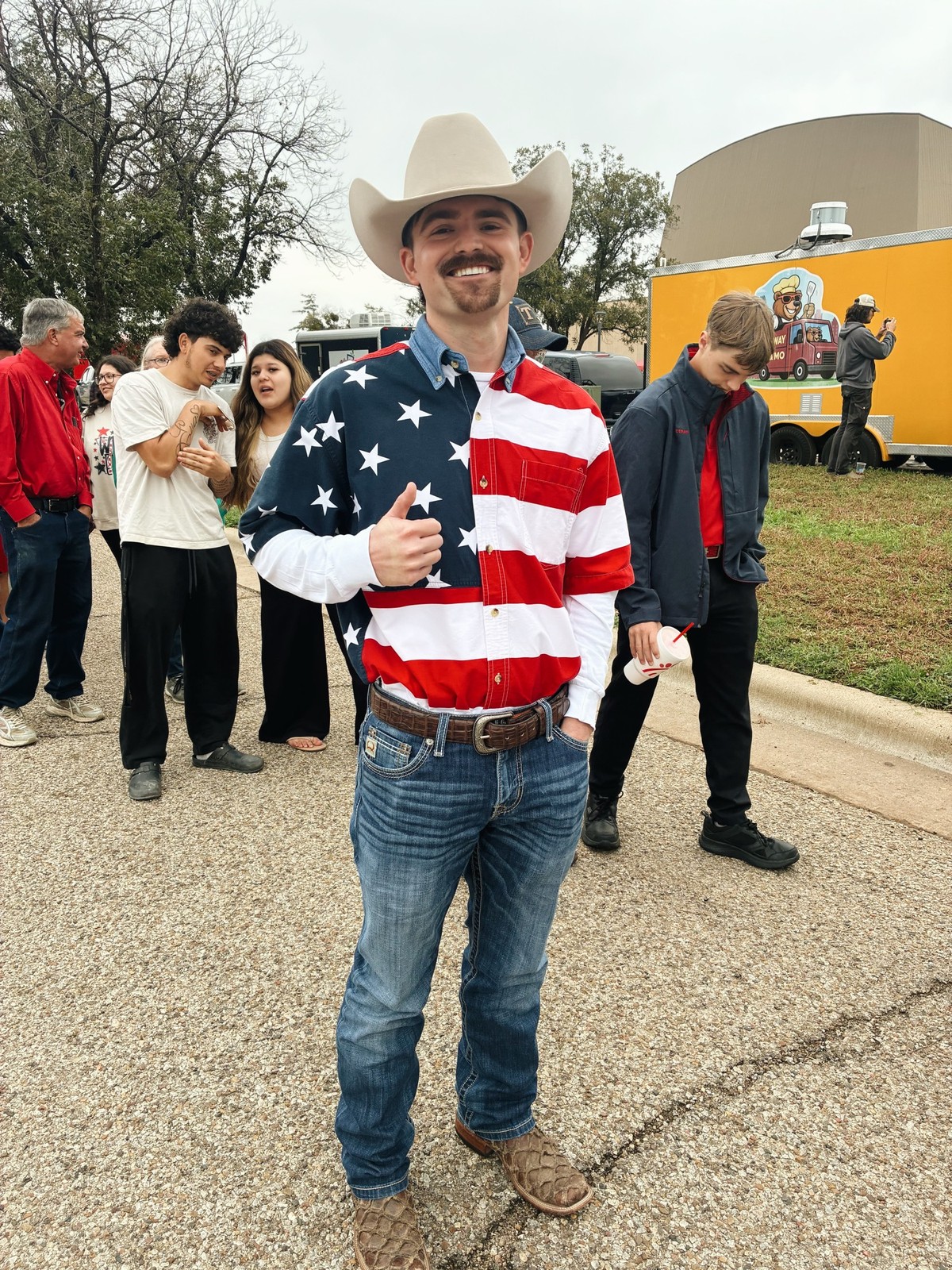Des heures d’attente et un enthousiasme intact: à Lubbock, watson a rencontré les partisans de Donald Trump à une semaine des midterms 2026.