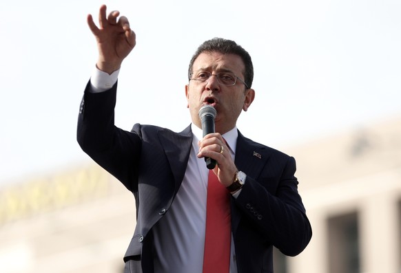 epa11865495 Istanbul Mayor Ekrem Imamoglu speaks to supporters gathered in front of the Istanbul Courthouse, in Istanbul, Turkey, 31 January 2025. Imamoglu testified in court as part of a new investig ...