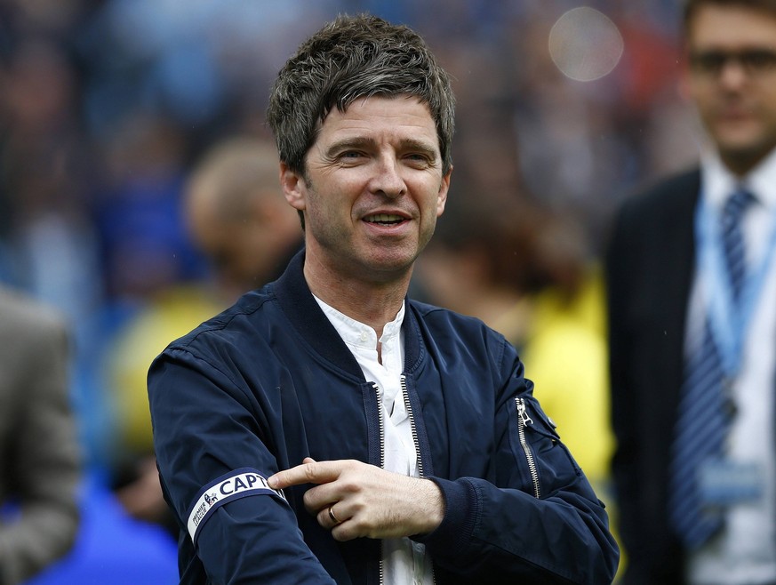 Noel Gallagher mit der Captainbinde von Kompany.