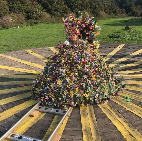 Behind the scenes of &#039;Midsommar&#039; with Florence Pugh 

https://www.facebook.com/photo/?fbid=855312706133936&amp;set=pb.100049656432239.-2207520000