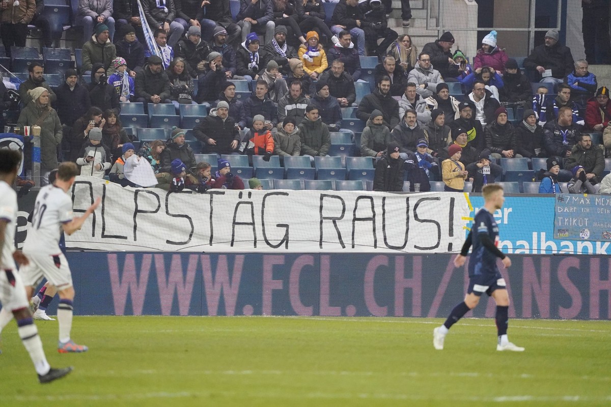 Foto Manuel Geisser 04.03.2023 Fussball Herren Saison 2022/2023 Super League FC Luzern - FC Basel 0:1 . Bild : Demo der FC Luzern Fans. Alpstaeg Raus Aktion *** Photo Manuel Geisser 04 03 2023 footbal ...