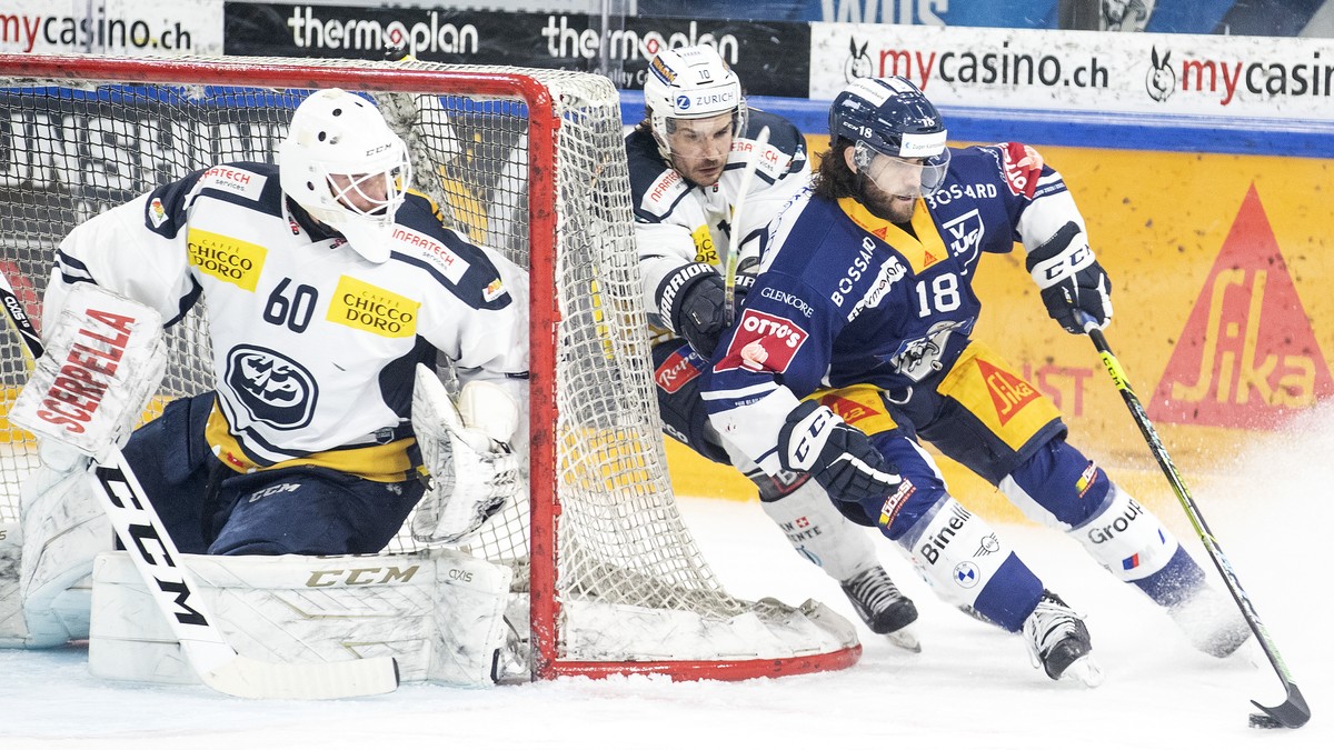 Ambris Torhueter Viktor Oestlund, Ambris Brian Flynn und Zugs Dominik Schlumpf, von links, im Eishockey Spiel der National League zwischen dem EV Zug und HC Ambri-Piotta am Sonntag, 17. Januar 2021, i ...