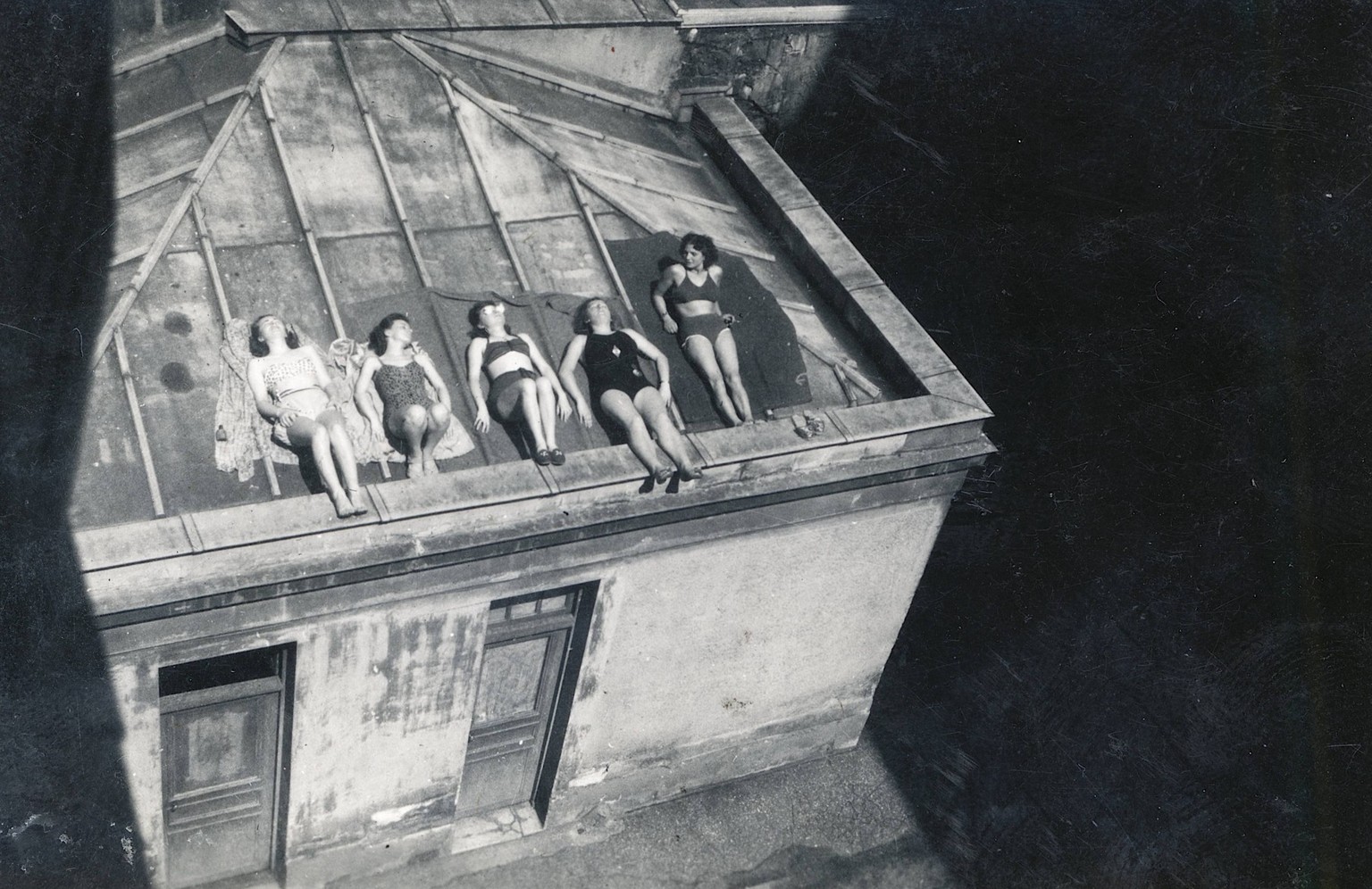 Baden, Bademode, Freizeit, Sommer, Frauen in Badeanz�gen sonnen sich auf einem schr�gen Flachdach, um 1930 Bathing, swimwear, leisure, summer, woman in bathing suits sunbathing on a sloping flat roof, ...