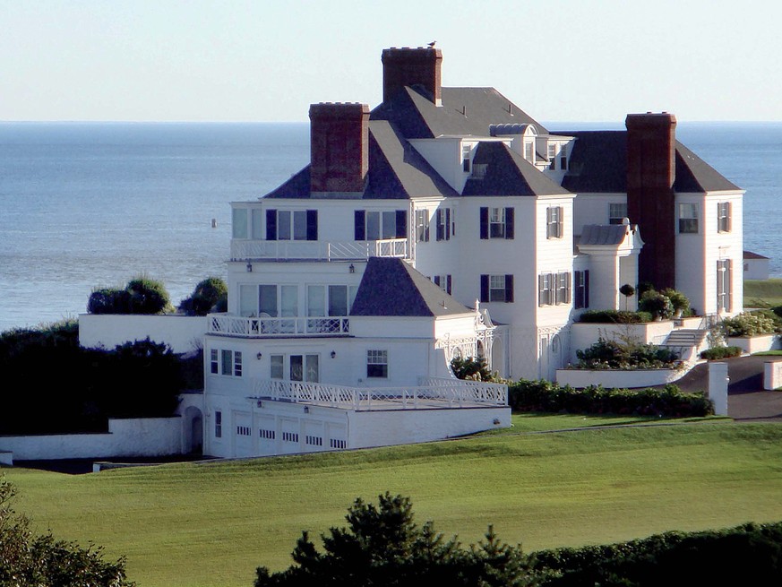 Dieser Leuchtturm mit Anbau steht in Rhode Island. In den 30er Jahren gebaut, stand der verlangte Kaufpreis bei 20 Millionen – weil die Käuferin der Sage nach aber in Bar bezahlt habe, fiel der Preis auf unter 18 Millionen. Wer schleppte hier so viel Geld an? A: Taylor Swift B: Britney Spears C: Courtney Love