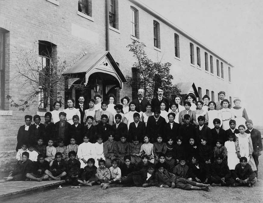 Schüler und Personal der Regina Industrial Residential School, Provinz Saskatchewan, 1908.