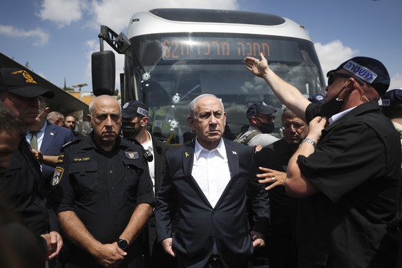 KEYPIX - Israel&#039;s Prime Minister Benjamin Netanyahu visits the site of a shooting attack at a bus stop in Jerusalem, Monday, Sept. 8, 2025. (KEYSTONE/Ronen Zvulun/Pool Photo via AP)