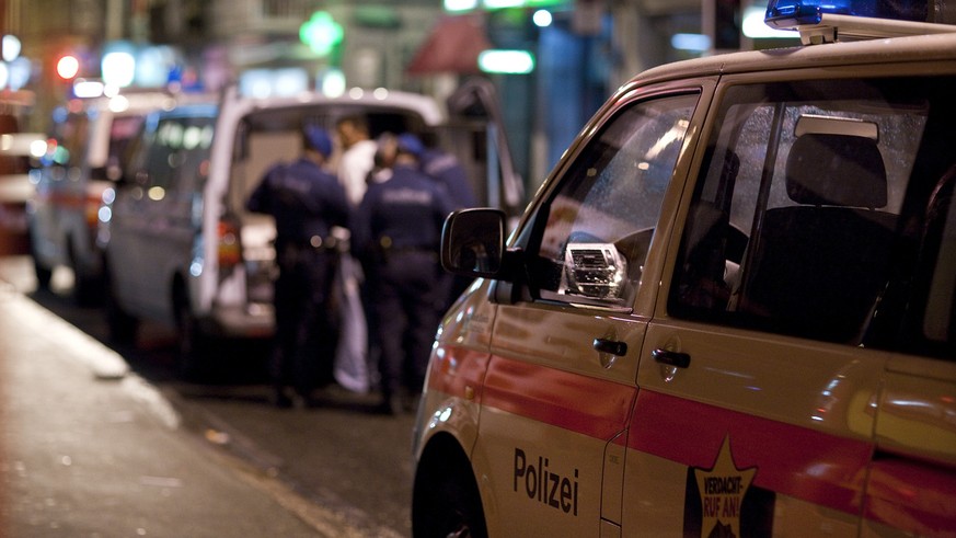 Policemen take a man into custody in the Langstrasse in Zurich, Switzerland, on November 13, 2009. (KEYSTONE/Martin Ruetschi)

Polizisten nehmen am 13. November 2009 einen Mann in der Langstrasse in Z ...