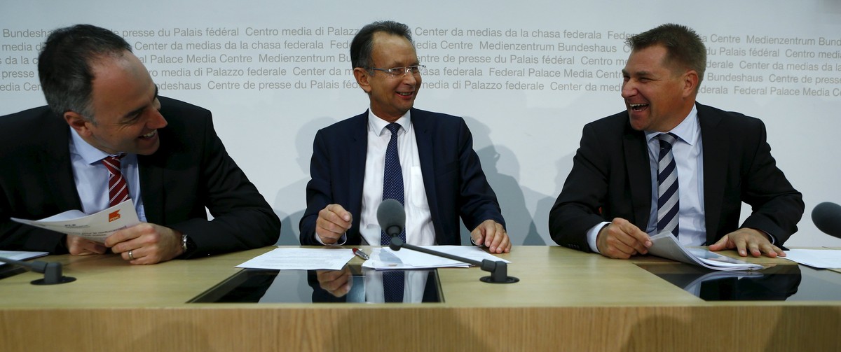 Schulterschluss oder «Schulterschnellschluss»? SVP-Präsident Toni Brunner (rechts) mit CVP-Präsident Christoph Darbellay (links) und FDP-Präsident Patrik Müller (Mitte).