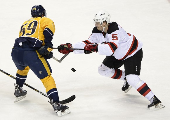 New Jersey Devils-Verteidiger Adam Larsson versucht Roman Josi auszubremsen.